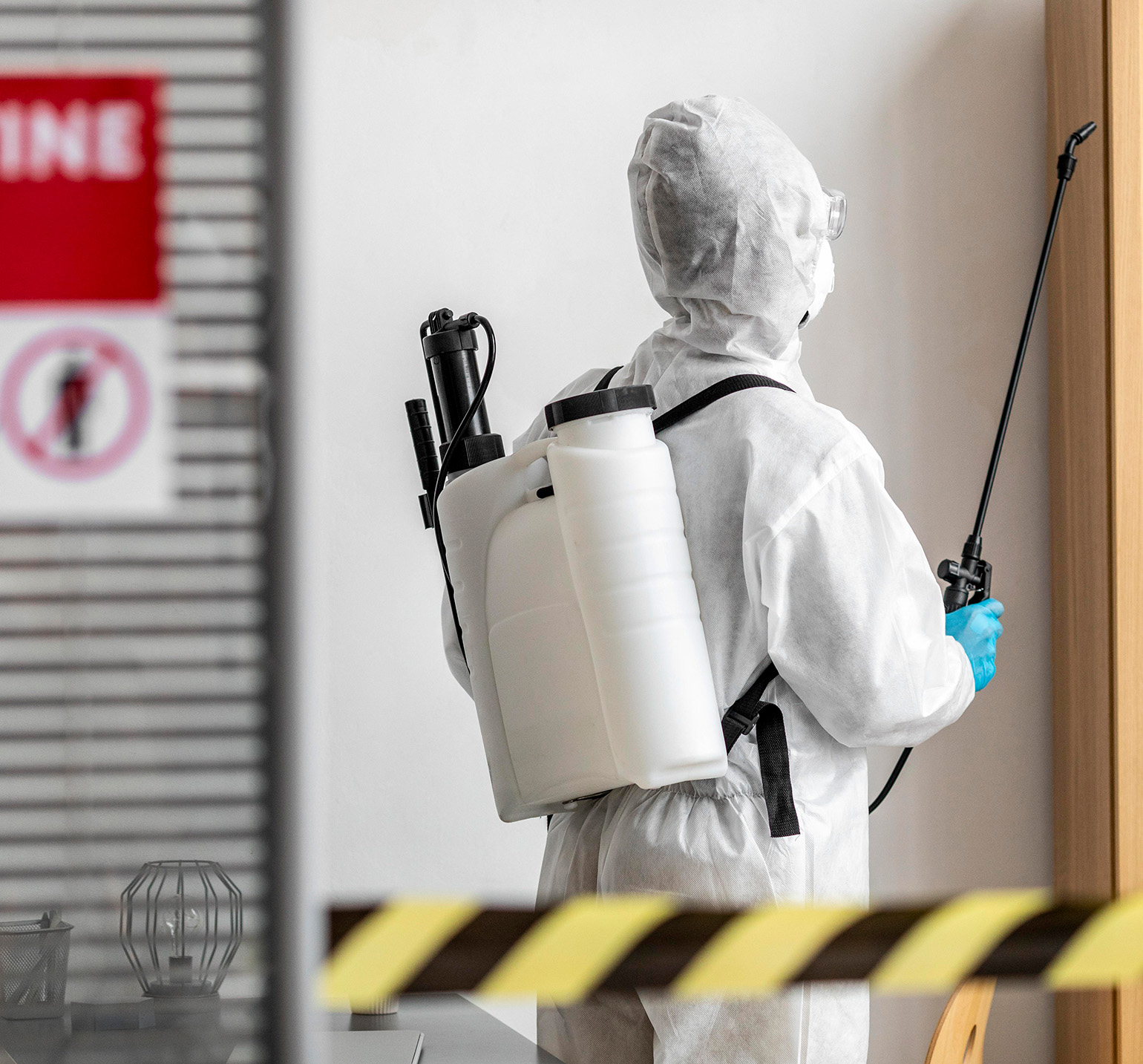 Pracovník HOPE při dezinfekci